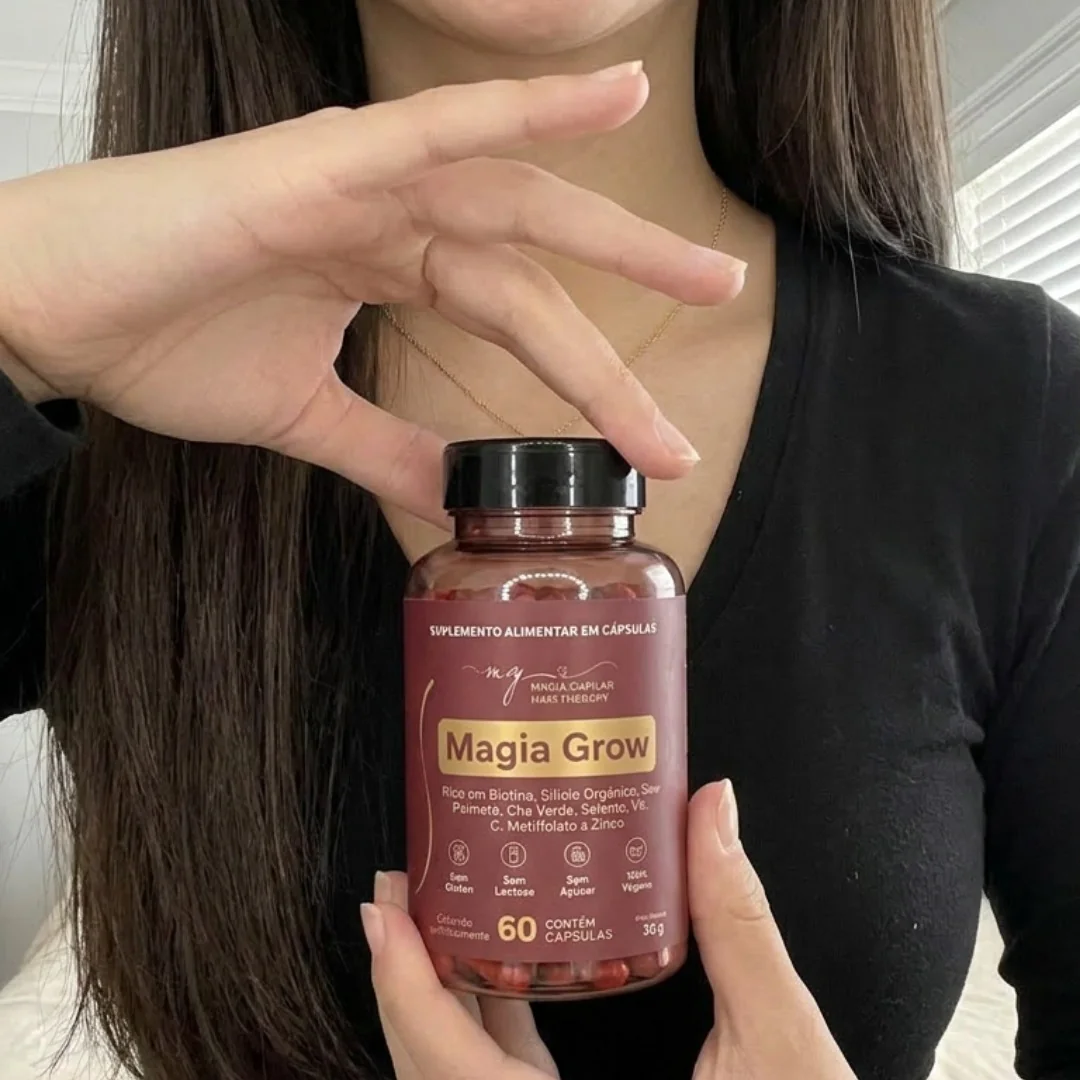 Cliente segurando a Vitamina Magia Grow